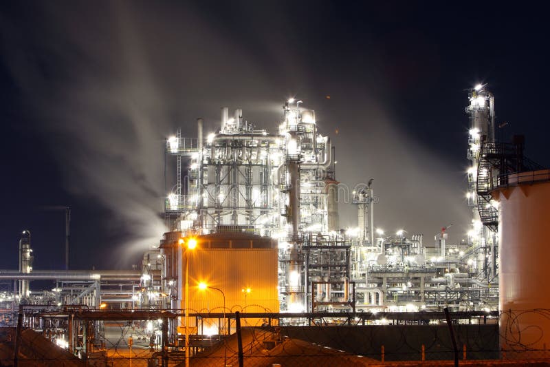 Fábrica na noite, indústria petroleira fotos de stock Fábrica na noite, indústria petroleira fotos de stock