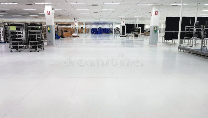 Fábrica para a fabricação de placas de circuito impresso eletrônicas, de linha produção e de mini armazém com fileiras das pratel foto de stock royalty free Fábrica para a fabricação de placas de circuito impresso eletrônicas, de linha produção e de mini armazém com fileiras das pratel foto de stock royalty free