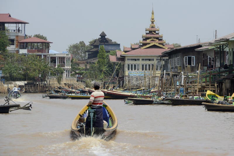 FÁBRICA QUE TEJE DE ASIA MYANMAR NYAUNGSHWE imagen de archivo libre de regalías FÁBRICA QUE TEJE DE ASIA MYANMAR NYAUNGSHWE imagen de archivo libre de regalías
