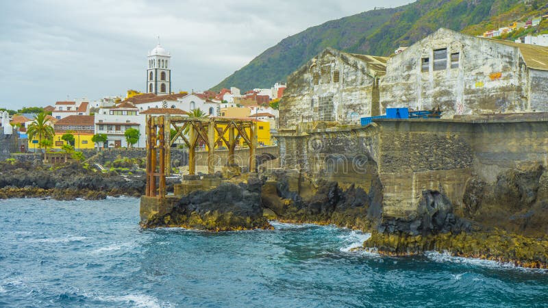 Fábrica vieja abandonada de la costa. Fábrica vieja abandonada del lado del océano en las islas Canarias
