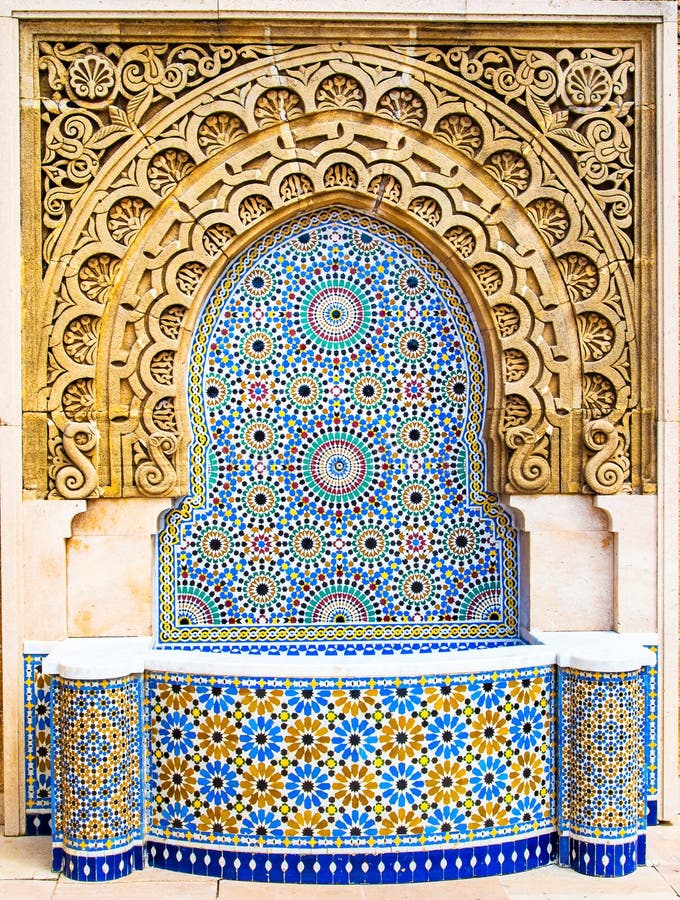 Fântână de stil marocan cu plăci mozaicului colorate fin la Mohammed v mausoleu în Marocul rabat royalty free stock photography