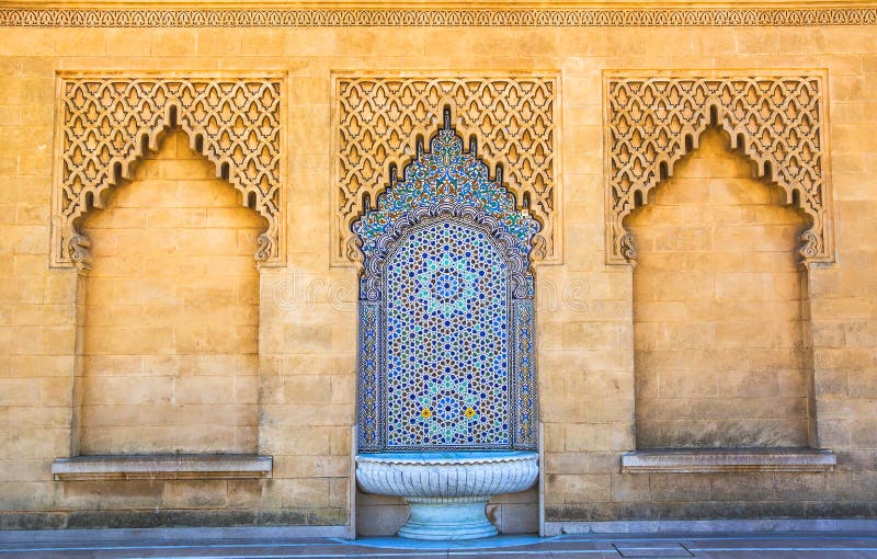 Fântână de stil marocan cu plăci mozaicului colorate fin la Mohammed v mausoleu în Marocul rabat royalty free stock images