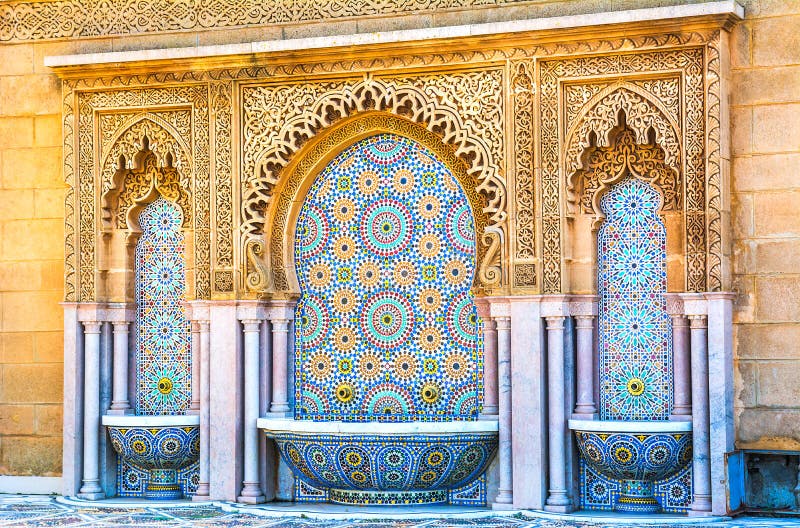Fântână de tip marocan cu plăci mozaicului colorate fin în m stock image
