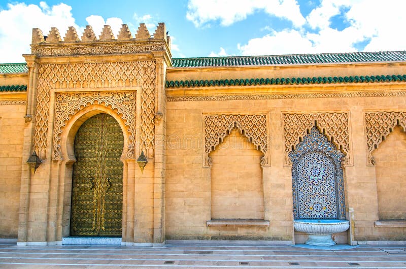 Fântână de tip marocan cu plăci mozaicului colorate fin în m royalty free stock images