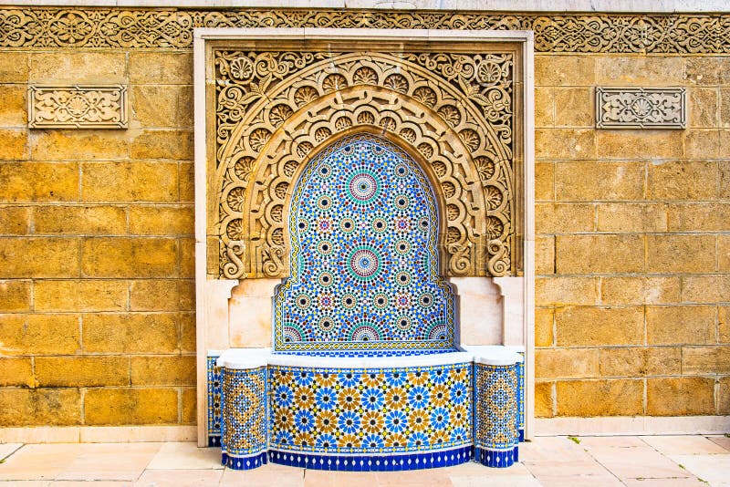 Fântână de tip marocan cu plăci mozaicului colorate fin în m stock photo