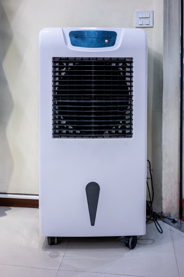 Fã e humidificador eletrônicos da torre da sala na parede branca foto de stock Fã e humidificador eletrônicos da torre da sala na parede branca foto de stock