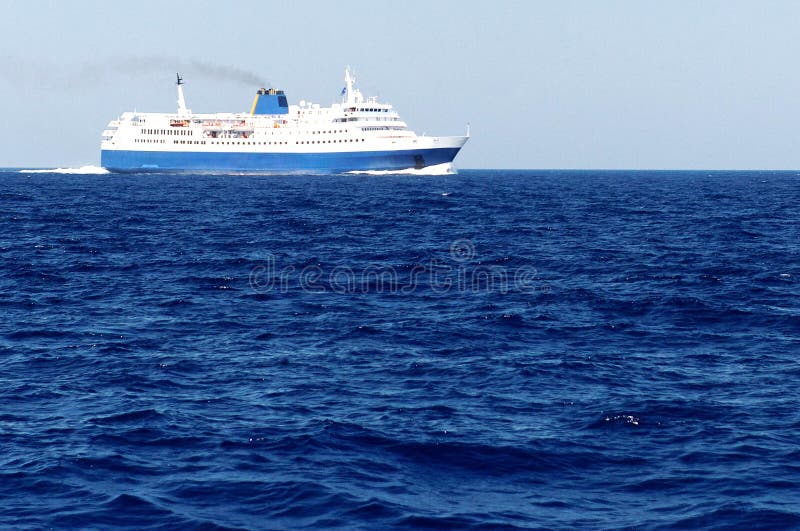 Fähre auf blauem Meer stockfotos Fähre auf blauem Meer stockfotos