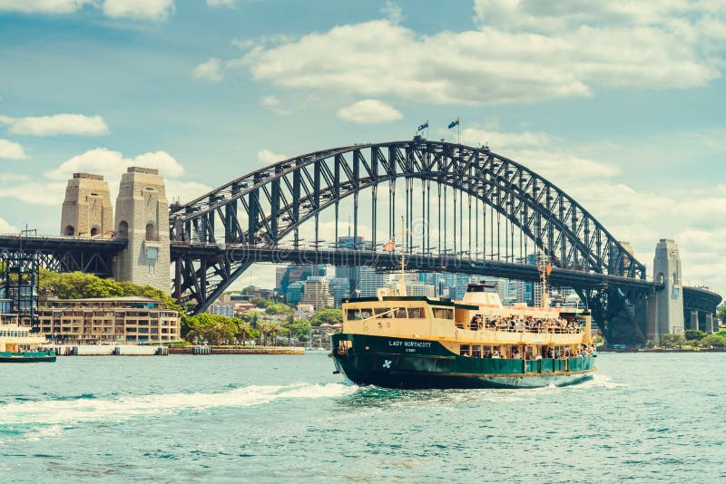 Fähre Dame Northcott nahe Hafen-Brücke in Sydney lizenzfreie stockfotos Fähre Dame Northcott nahe Hafen-Brücke in Sydney lizenzfreie stockfotos