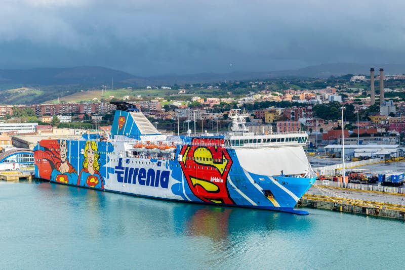 Fähre Tirrenia Bithia am Hafen von Civitavecchia, Rom stockbild Fähre Tirrenia Bithia am Hafen von Civitavecchia, Rom stockbild