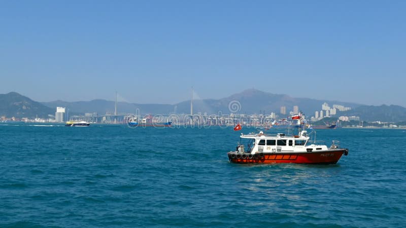 Fährschiffe im Hafen von Hong Kong und Brücke