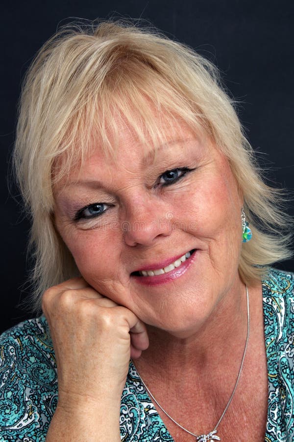 Fällige blonde Frau, Headshot lizenzfreie stockbilder Fällige blonde Frau, Headshot lizenzfreie stockbilder