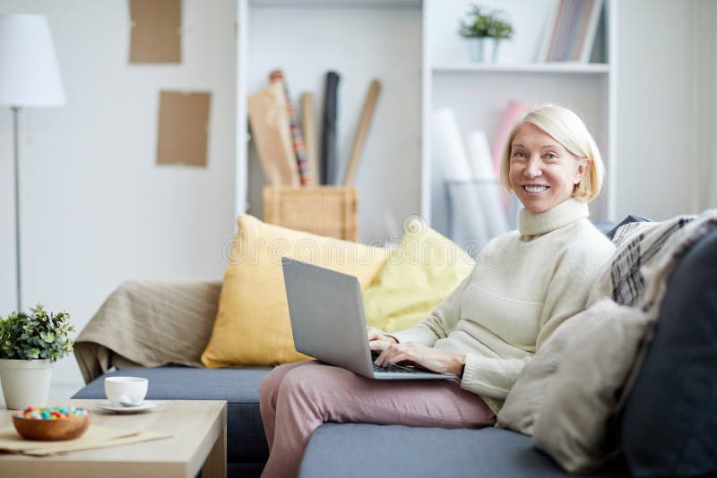Fällige Frau, die Laptop verwendet stockfotos Fällige Frau, die Laptop verwendet stockfotos