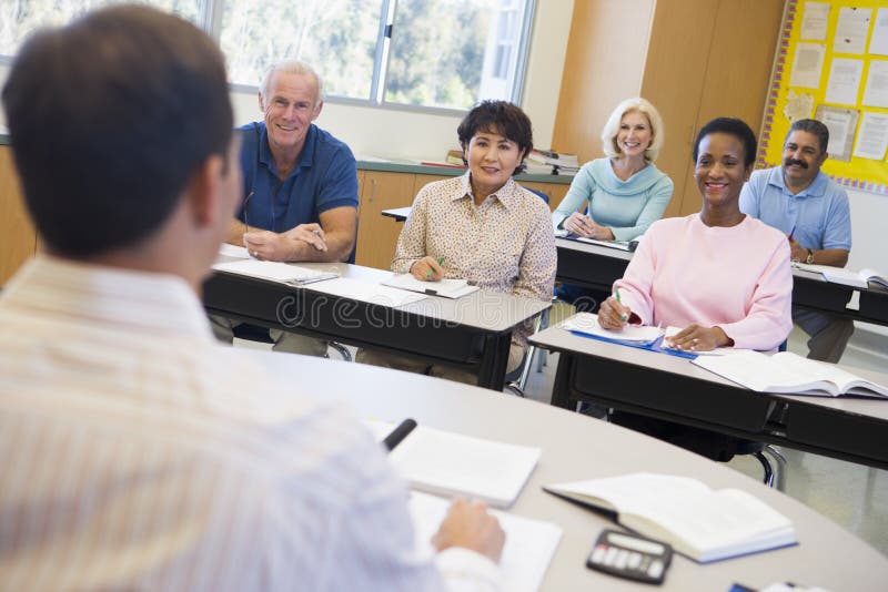 Fällige Kursteilnehmer und ihr Lehrer in einem Klassenzimmer