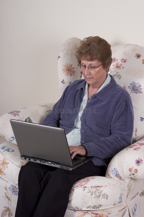 Fällige ältere Frauen-Laptop-Computer, ernster Blick