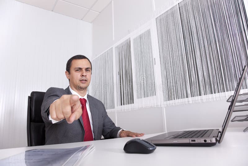 Fälliger Geschäftsmann im Büro zeigend auf Sie lizenzfreie stockfotografie Fälliger Geschäftsmann im Büro zeigend auf Sie lizenzfreie stockfotografie