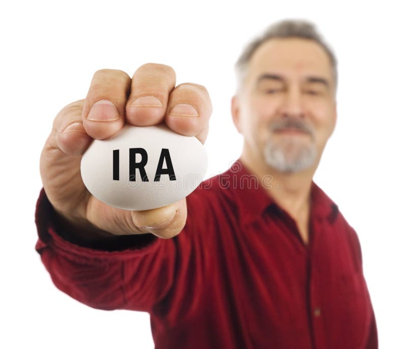 Fälliger Mann hält weißen Notgroschen mit IRA auf ihm an. lizenzfreie stockfotografie Fälliger Mann hält weißen Notgroschen mit IRA auf ihm an. lizenzfreie stockfotografie