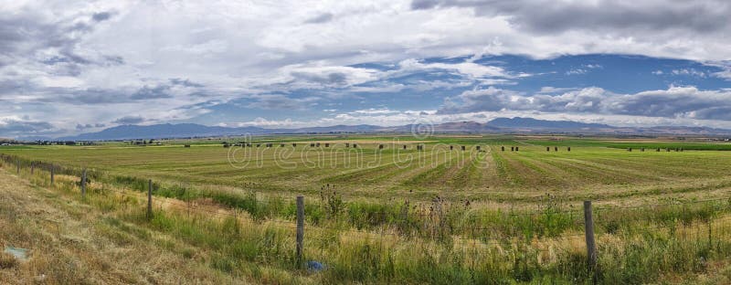 Fält i dalen nära Logan i Utah royaltyfri fotografi Fält i dalen nära Logan i Utah royaltyfri fotografi