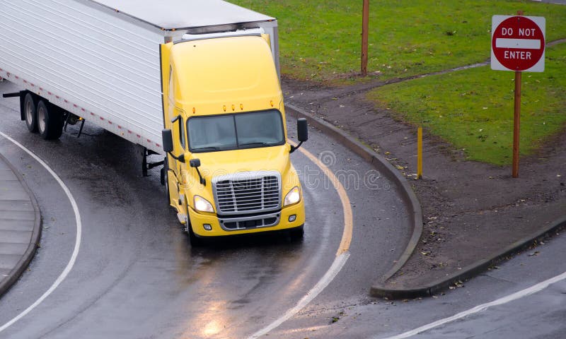 Färben Sie halb LKW gelb und Refferanhänger schalten Landstraßenausgang ein lizenzfreie stockbilder