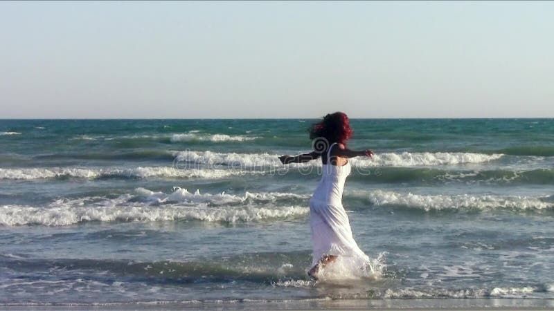 Färdig kvinnadans på stranden