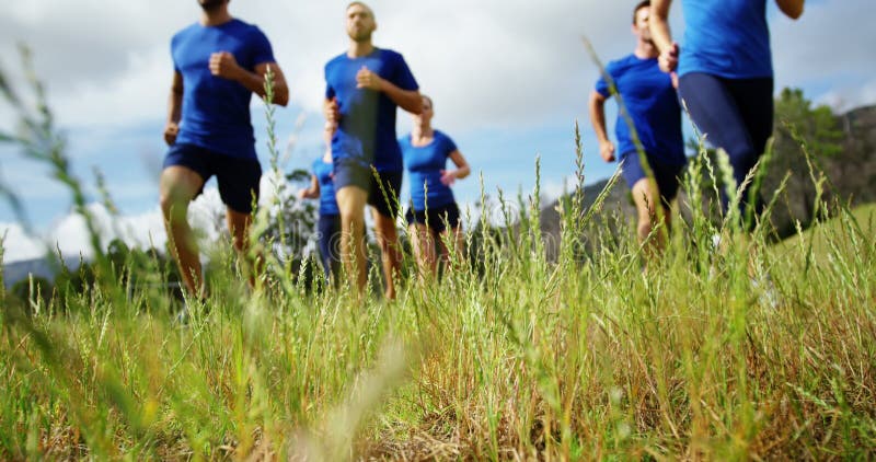 Färdigt folk som joggar i kängalägret 4k lager videofilmer