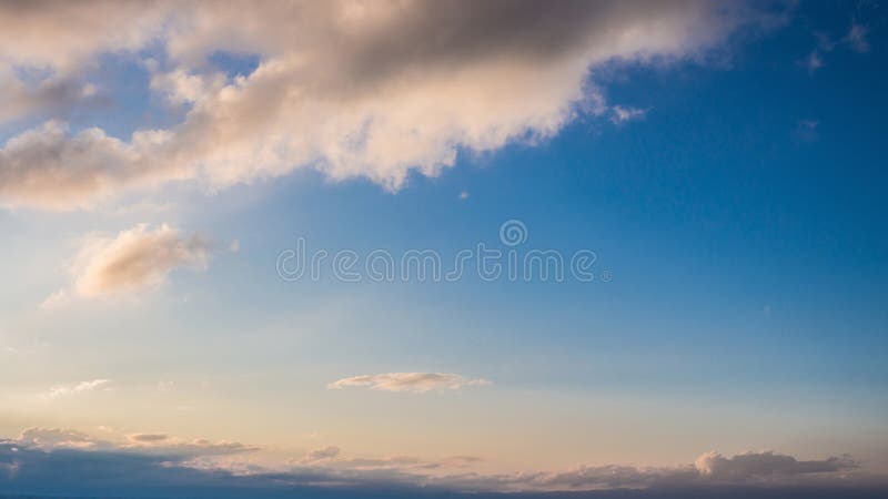 Färg av dramatisk himmel med stormig solnedgång fördunklar royaltyfri fotografi Färg av dramatisk himmel med stormig solnedgång fördunklar royaltyfri fotografi