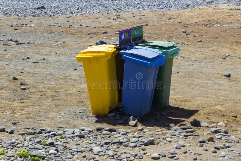 Färg kodifierad rubbishe slänga i soptunnan för återanvändning av avfalls på en solig strand i Teneriffe i Playa Las Americas i d fotografering för bildbyråer Färg kodifierad rubbishe slänga i soptunnan för återanvändning av avfalls på en solig strand i Teneriffe i Playa Las Americas i d fotografering för bildbyråer