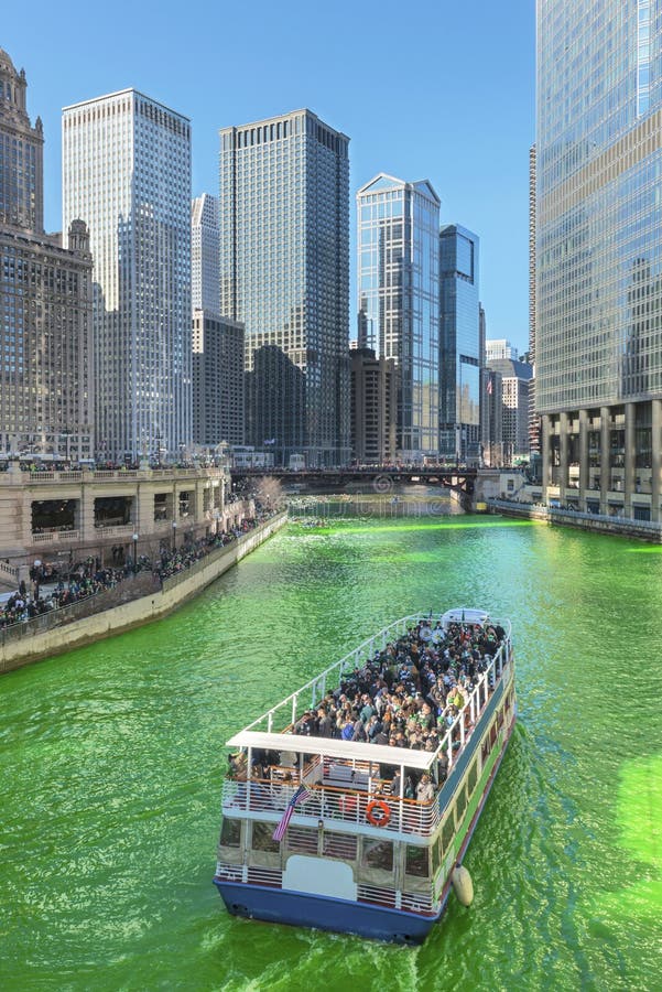 Färga Chicago River gräsplan på den helgonPatrics dagen