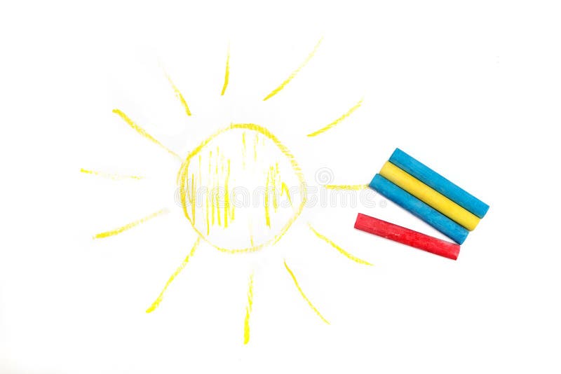 Färgade kritor och målad sol på ett vitt papper royaltyfri fotografi Färgade kritor och målad sol på ett vitt papper royaltyfri fotografi