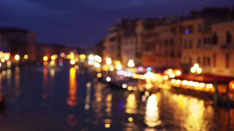 Färgfull bokeh shot längs storkanalen från rialtobron stock video