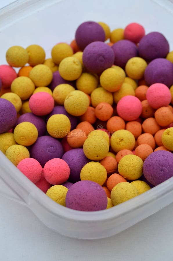 Färgglad karp som metar Boilies bollbeten i en bada royaltyfri fotografi Färgglad karp som metar Boilies bollbeten i en bada royaltyfri fotografi
