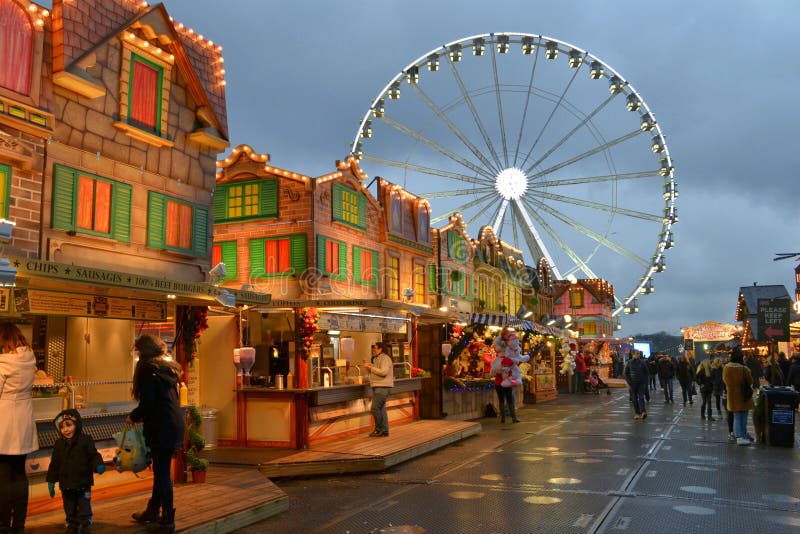 Färgglad ljust tänd underland för vinter för hjul för munterhethusferris royaltyfri fotografi Färgglad ljust tänd underland för vinter för hjul för munterhethusferris royaltyfri fotografi