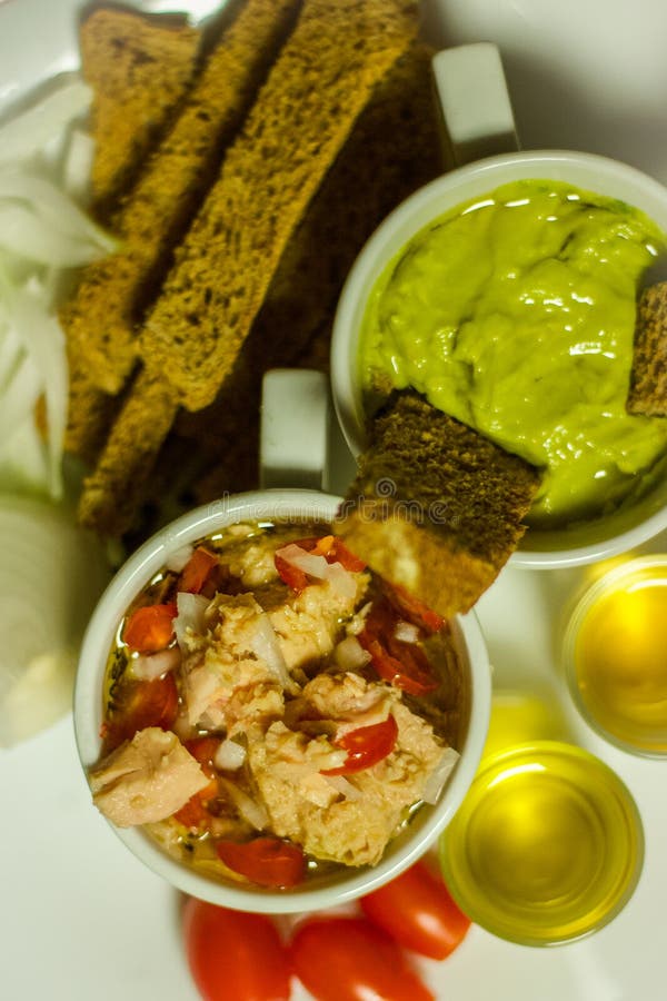 Färgglat sunt foodsavokadodopp, med naturlig olivolja arkivbild Färgglat sunt foodsavokadodopp, med naturlig olivolja arkivbild