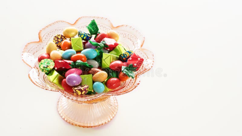 Färggodis och choklad Ramadan Kareem-koncept arkivbild