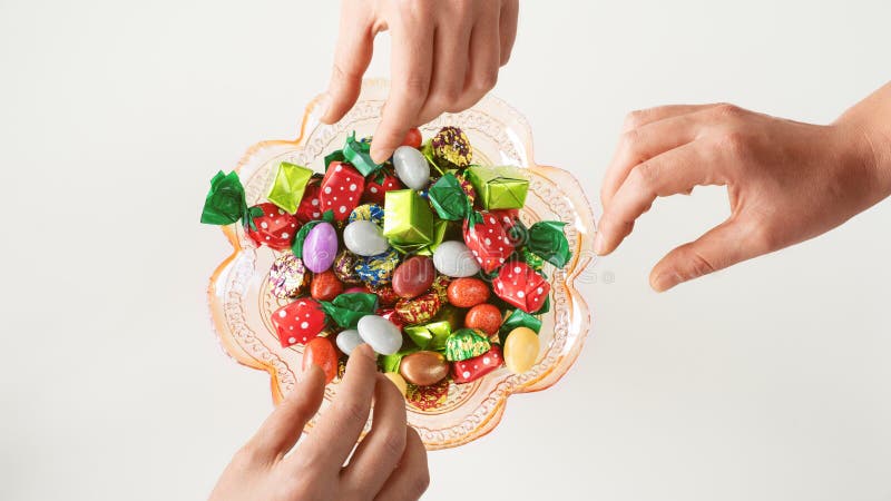 Färggodis och choklad Ramadan Kareem-koncept fotografering för bildbyråer