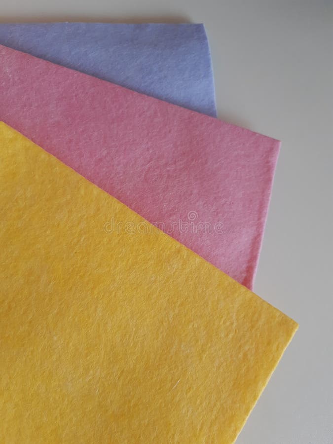 Färgkläder, gul rosa blå färg royaltyfria foton