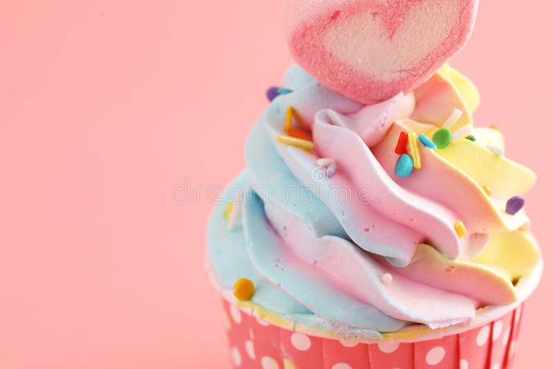 Färglösa cupkakor som isolerats i rosa bakgrund. Färglösa cupkakor som är isolerade i rosa bakgrund i nära anslutning
