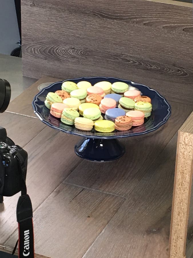 Färgmakaroner på en platta royaltyfri bild