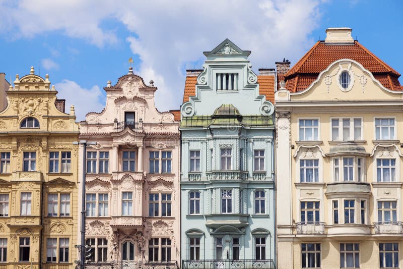 Färgrik arkitektur av fyrkanten av republiken i Pilsen arkivbild Färgrik arkitektur av fyrkanten av republiken i Pilsen arkivbild