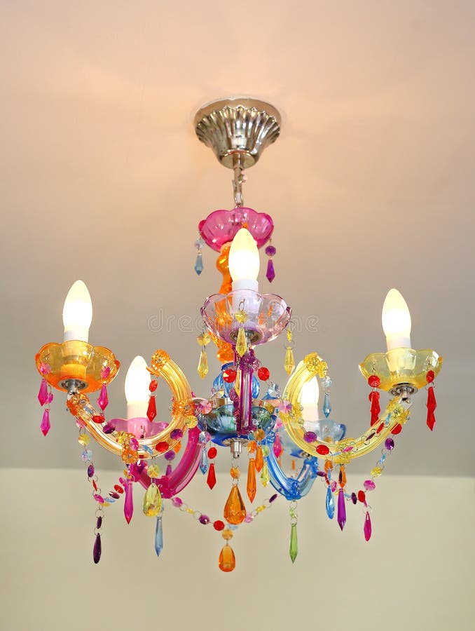 Färgrik belysninggarnering, Crystal Chandelier arkivbild Färgrik belysninggarnering, Crystal Chandelier arkivbild