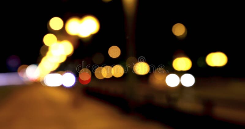 Färgrik bokeh av billjus på gatan på natten 4k stock video