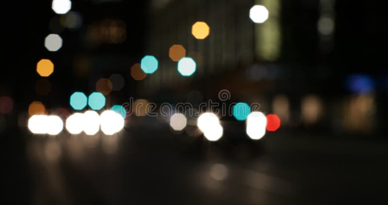 Färgrik bokeh av billjus på gatan på natten 4k stock video