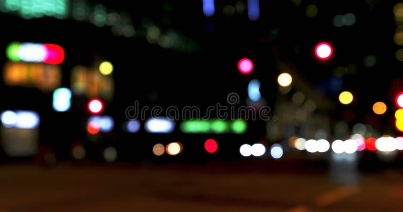 Färgrik bokeh av billjus på gatan på natten 4k stock video