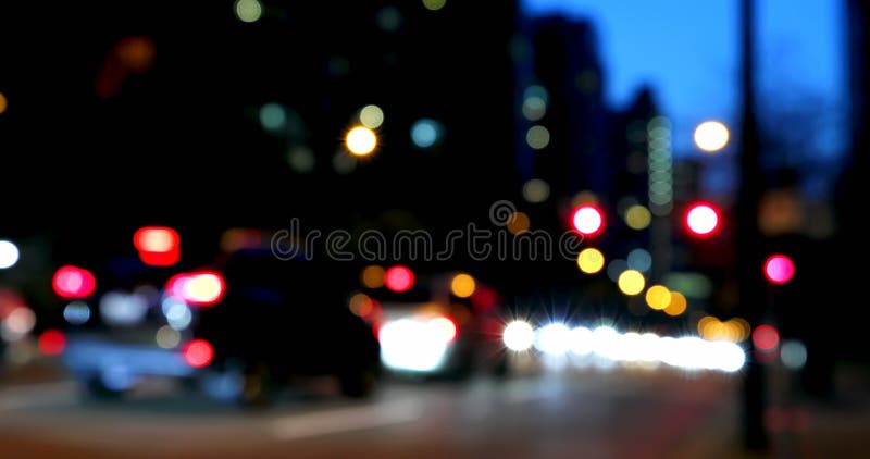 Färgrik bokeh av billjus på gatan på natten 4k stock video