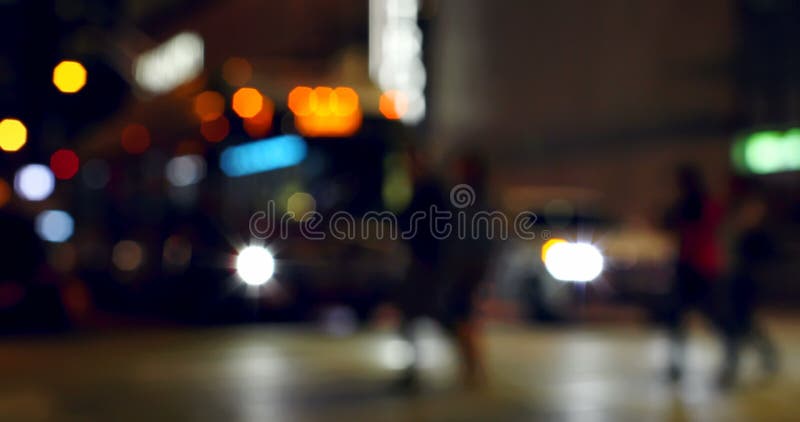 Färgrik bokeh av medelljus på trafiksignalen på gatan på natten 4k stock video