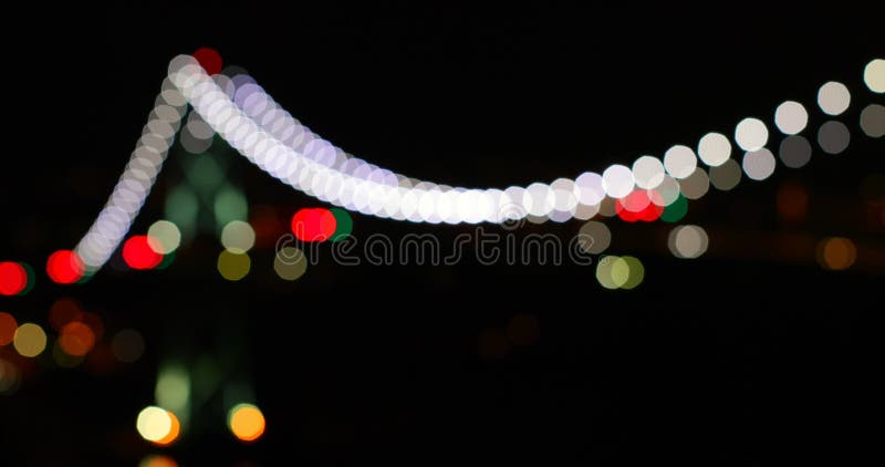 Färgrik bokeh av upphängningbron på natten 4k arkivfilmer