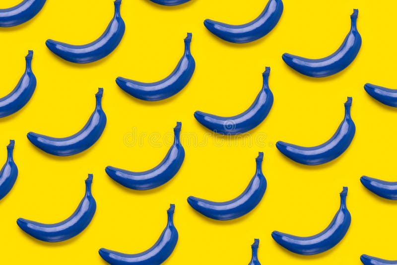 Färgrik fruktmodell av nya blåa bananer på gul bakgrund Från bästa sikt royaltyfria foton Färgrik fruktmodell av nya blåa bananer på gul bakgrund Från bästa sikt royaltyfria foton
