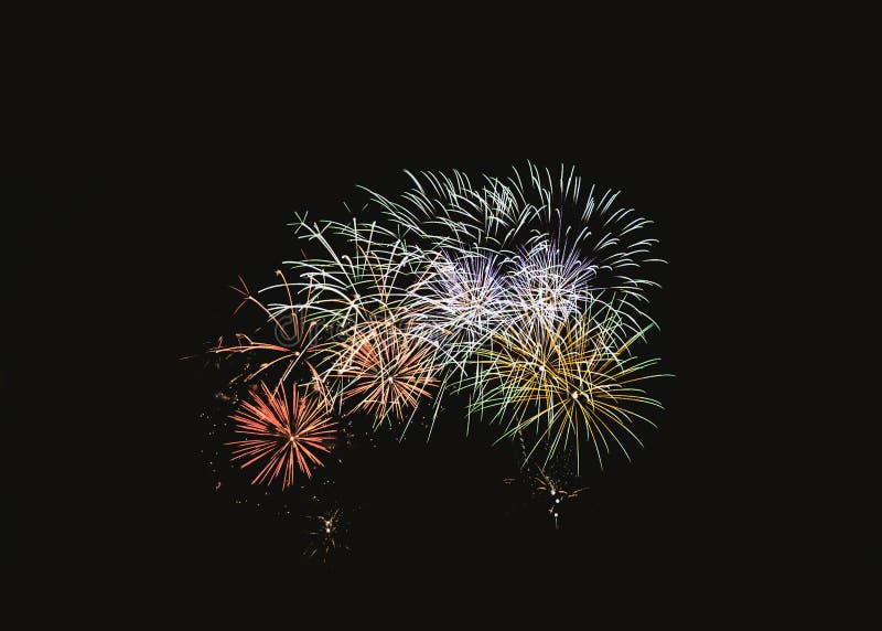 Färgrik fyrverkeriexplosion i festlig beröm arkivbilder Färgrik fyrverkeriexplosion i festlig beröm arkivbilder
