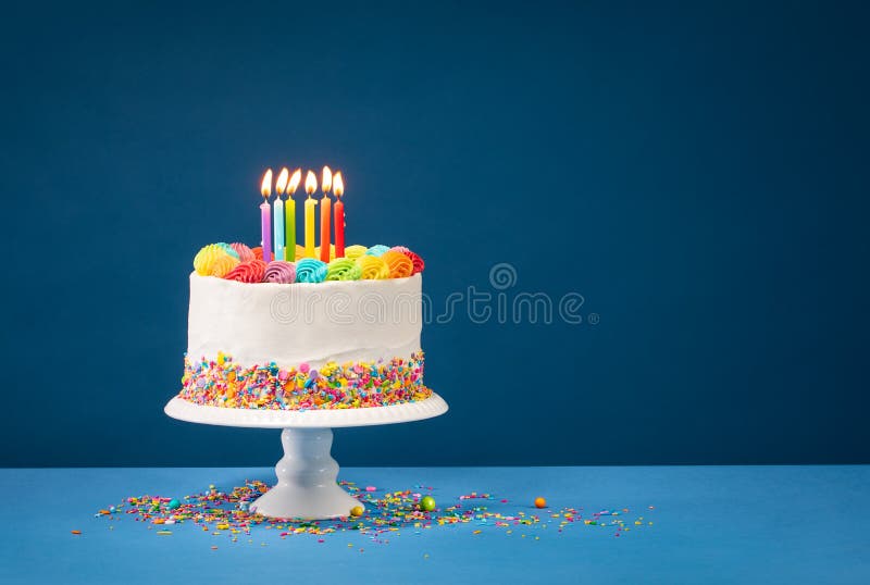 Färgrik födelsedagkaka över blått