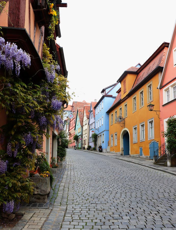 Färgrik gata i Rothenburg obder Tauber, Tyskland arkivfoton Färgrik gata i Rothenburg obder Tauber, Tyskland arkivfoton