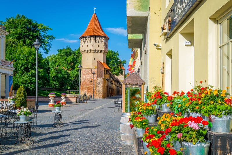 Färgrik gata i Sibiu i morgonen, Transylvania region royaltyfria bilder Färgrik gata i Sibiu i morgonen, Transylvania region royaltyfria bilder